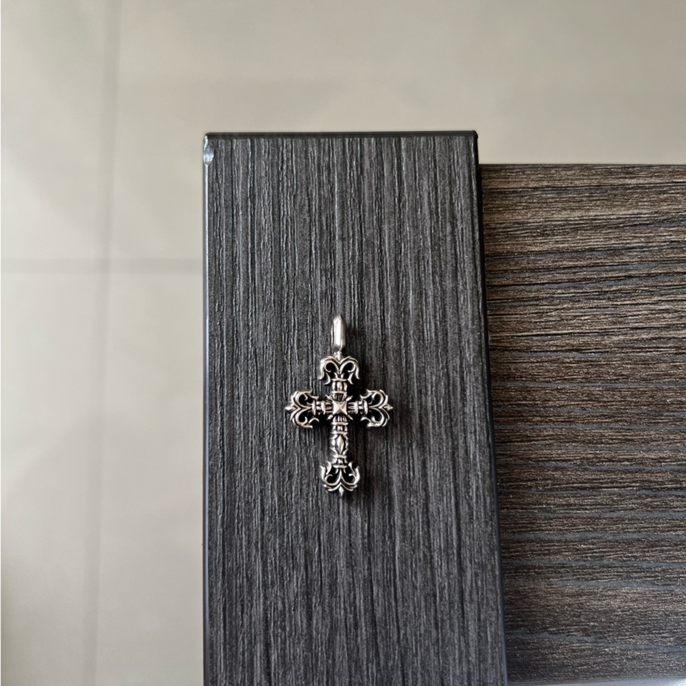 Chrome hearts filigree small cross